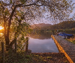 Łódki, Wzgórza, Promienie słońca, Jezioro, Pomost, Drzewa
