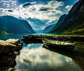 Sogn og Fjordane, Łódka, Góry, Fiord Sognefjorden, Norwegia
