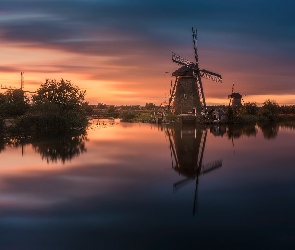 Wieś Kinderdijk, Zachód słońca, Rzeka, Wiatraki, Holandia