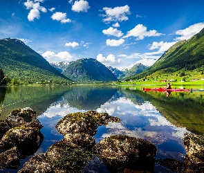 Fiord Innvikfjorden, Norwegia, Kajak, Góry, Kamienie, Kajakarka, Sogn og Fjordane