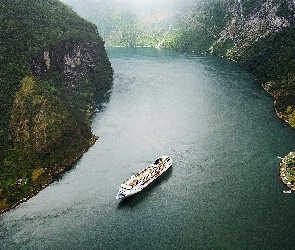 Droga, Wioski, Fiord Geirangerfjord, Statek, Lasy, Norwegia, Skały