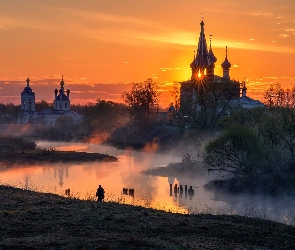 Wschód słońca, Dunilovo, Rosja, Wędkarz, Drzewa, Mgła, Rzeka, Cerkiew