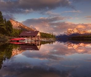Jezioro Maligne, Góry, Park Narodowy Jasper, Kanada, Odbicie, Drzewa, Las, Łódki, Przystań
