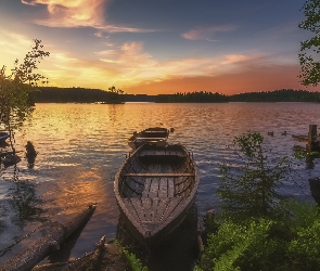 Łódki, Pomost, Zachód słońca, Drzewa, Przystań, Norwegia, Jezioro