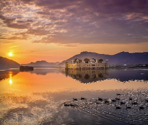 Jaipur, Zachód słońca, Indie, Pałac Jal Mahal, Chmury, Jezioro Man Sagar, Odbicie, Kaczki