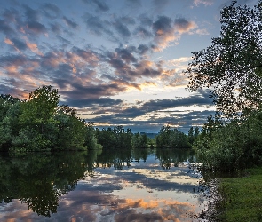 Jezioro Bobovica, Odbicie, Chmury, Drzewa, Chorwacja