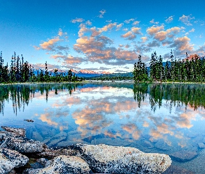 Chmury, Park Narodowy Jasper, Kanada, Góry, Las, Odbicie, Kamienie, Jezioro Pyramid