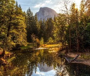 Jesień, Stan Kalifornia, Stany Zjednoczone, Góra Half Dome, Drzewa, Rzeka Merced, Góry, Park Narodowy Yosemite