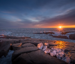 Chmury, Ocean, Lód, Odbicie, Skała, Zima, Zachód słońca