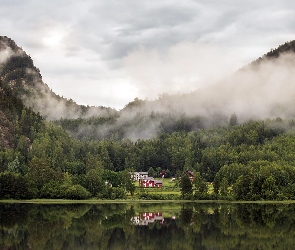 Okręg Buskerud, Norwegia, Domy, Góry, Las, Mgła, Jezioro