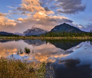 Park Narodowy Banff, Jezioro Vermilion, Góry, Chmury, Kanada