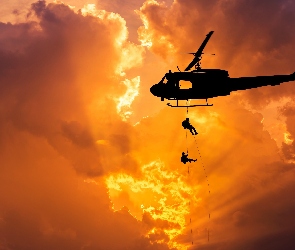 Zachód słońca, Chmury, Bell UH-1 Iroquois, Śmigłowiec, Żołnierze, Niebo