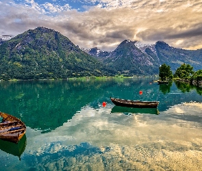 Dom, Chmury, Góry, Drzewa, Łódki, Norwegia, Jezioro Oppstrynsvatn