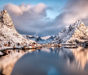 Lofoty, Norwegia, Zima, Chmury, Domy, Góry, Wioska Reine