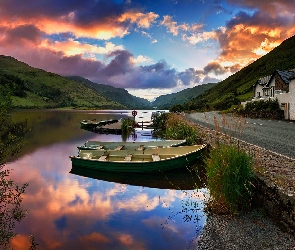 Jezioro Tal-y-llyn Lake, Walia, Wielka Brytania, Łódki, Domy, Góry, Droga, Zachód słońca