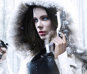Film, Pistolety, Kate Beckinsale, Selene, Niebieskie, Underwold : Wojny krwi, Oczy, Kaptur
