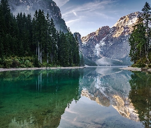Włochy, Góry, Odbicie, Drzewa, Jezioro Pragser Wildsee, Dolomity