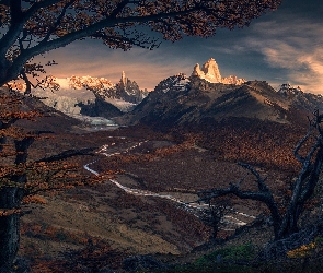 Park Narodowy Los Glaciares, Szczyt Fitz Roy, Argentyna, Patagonia, Drzewa, Góry, Rzeka Rio de las Vueltas, Jesień