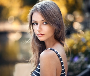 Dziewczyna, Rozmyte tło