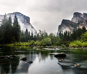 Kamienie, Rzeka Merced, Kalifornia, Drzewa, Góry, Stany Zjednoczone, Park Narodowy Yosemite