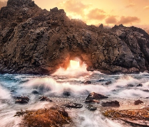 Stan Kalifornia, Stany Zjednoczone, Przebijające światło, Morze, Skała, Łuk Keyhole Rock, Plaża Pfeiffer Beach