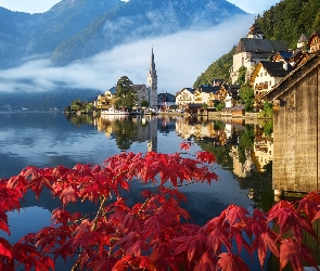 Jezioro Hallstättersee, Kościół, Hallstatt, Austria, Liście, Mgła, Góry, Czerwone, Domy