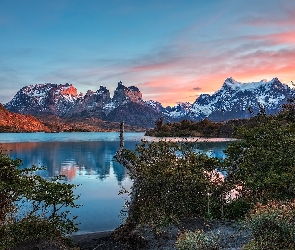 Góry Torres del Paine, Szczyty, Patagonia, Chile, Park Narodowy Torres del Paine, Zachód słońca, Jezioro, Krzewy, Ośnieżone