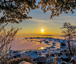 Morze Bałtyckie, Kotka, Finlandia, Promienie słońca, Drzewa, Zima, Kamienie, Zatoka Fińska