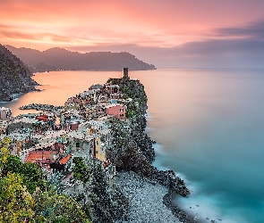 Vernazza, Zatoka, Morze Liguryjskie, Włochy, Roślinność, Domy, Zachód słońca, Góry, Skały