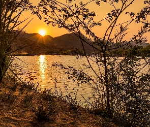 Jezioro, Promienie słońca, Góry, Drzewa