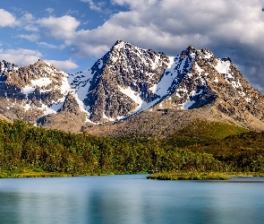 Drzewa, Szczyty, Góry Lyngen Alps, Chmury, Ośnieżone, Norwegia, Rzeka Stortindelva