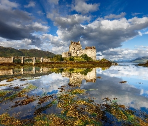 Odbicie Jezioro Loch Duich, Chmury, Zamek Eilean Donan Castle, Szkocja, Most, Wzgórza
