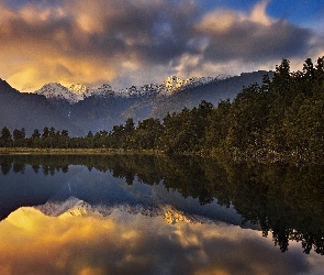 Góry Alpy Południowe, Nowa Zelandia, Odbicie, Jezioro Mapourika, Chmury, Las, Ośnieżone szczyty