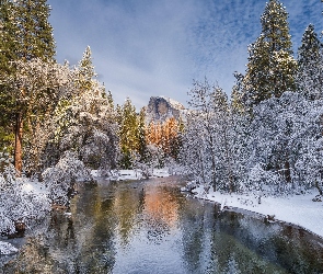 Góry, Rzeka Merced River, Stan Kalifornia, Las, Zima, Stany Zjednoczone, Park Narodowy Yosemite