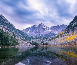 Drzewa, Jezioro Maroon, Stan Kolorado, Stany Zjednoczone, Góry, Szczyty Maroon Bells