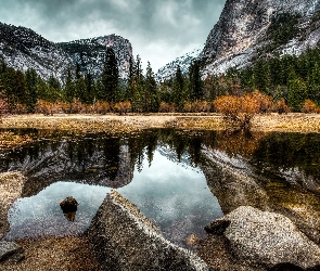 Góry, Stan Kalifornia, Stany Zjednoczone, Jezioro Mirror Lake, Skały, Szczyt Half Dome, Drzewa, Park Narodowy Yosemite