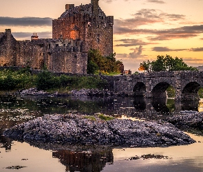 Zachód słońca, Jezioro Loch Duich, Zamek Eilean Donan Castle, Szkocja, Most, Chmury