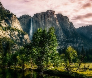 Drzewa, Wodospad Yosemite, Stan Kalifornia, Stany Zjednoczone, Park Narodowy Yosemite, Góry Sierra Nevada