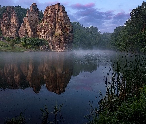Skały, Odbicie, Drzewa, Mgła, Jezioro