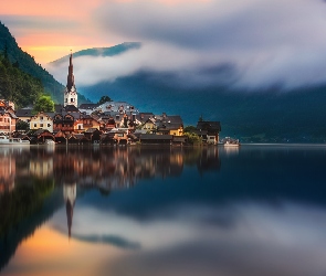 Domy, Góry, Miasteczko Hallstatt, Austria, Jezioro Hallstättersee, Chmury