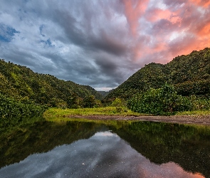 Jezioro, Wyspa Maui, Hawaje, Roślinność, Wzgórza, Zachód słońca, Chmury, Zatoka Honomanu