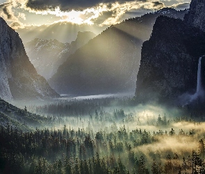Góry, Stan Kalifornia, Stany Zjednoczone, Wschód słońca, Wodospad, Las, Mgła, Park Narodowy Yosemite