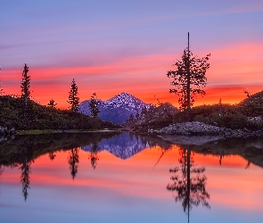 Stan Kalifornia, Jezioro Castle Lake, Stany Zjednoczone, Stratowulkan Mount Shasta, Drzewa, Góry, Odbicie, Zachód słońca