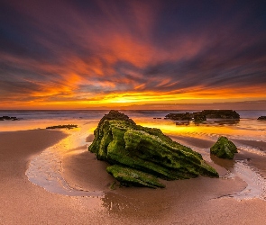 Chmury, Zachód słońca, Plaża Cresmina beach, Portugalia, Morze, Skały