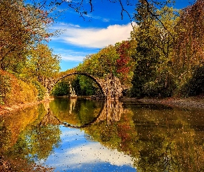 Jezioro Rakotz, Most łukowy, Saksonia, Jesień, Park Rododendronów Kromlau, Niemcy, Gablenz
