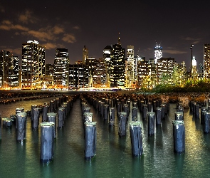 Miasto nocą, Wieżowce, Nowy Jork, Stany Zjednoczone, Manhattan, Cieśnina East River