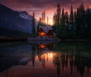 Dom, Drzewa, Park Narodowy Yoho, Most, Góry, Kanada, Jezioro Emerald Lake