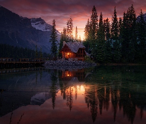 Park Narodowy Yoho, Kanada, Most, Góry, Drzewa, Dom, Jezioro Emerald Lake