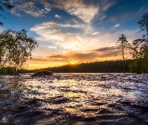 Drzewa, Zachód słońca, Norwegia, Rzeka Neitijoki