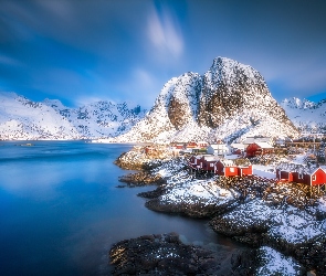 Lofoty, Norwegia, Morze, Wioska Hamnøy, Domy, Góry, Wyspa Moskenesøya